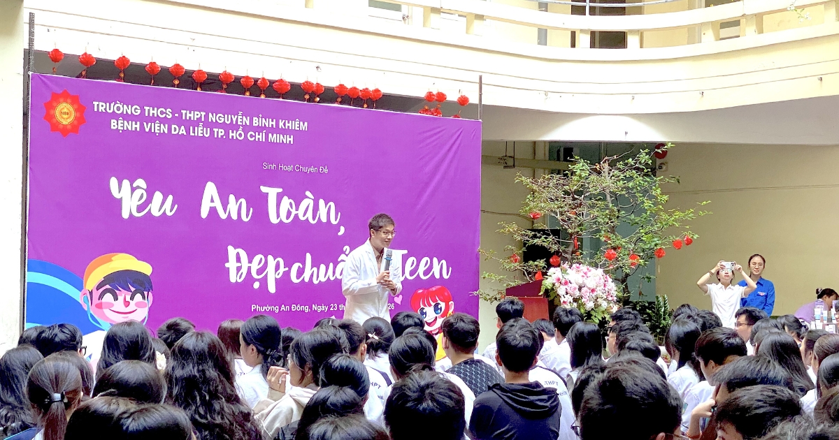 Bác sĩ đang trao đổi với các bạn học sinh