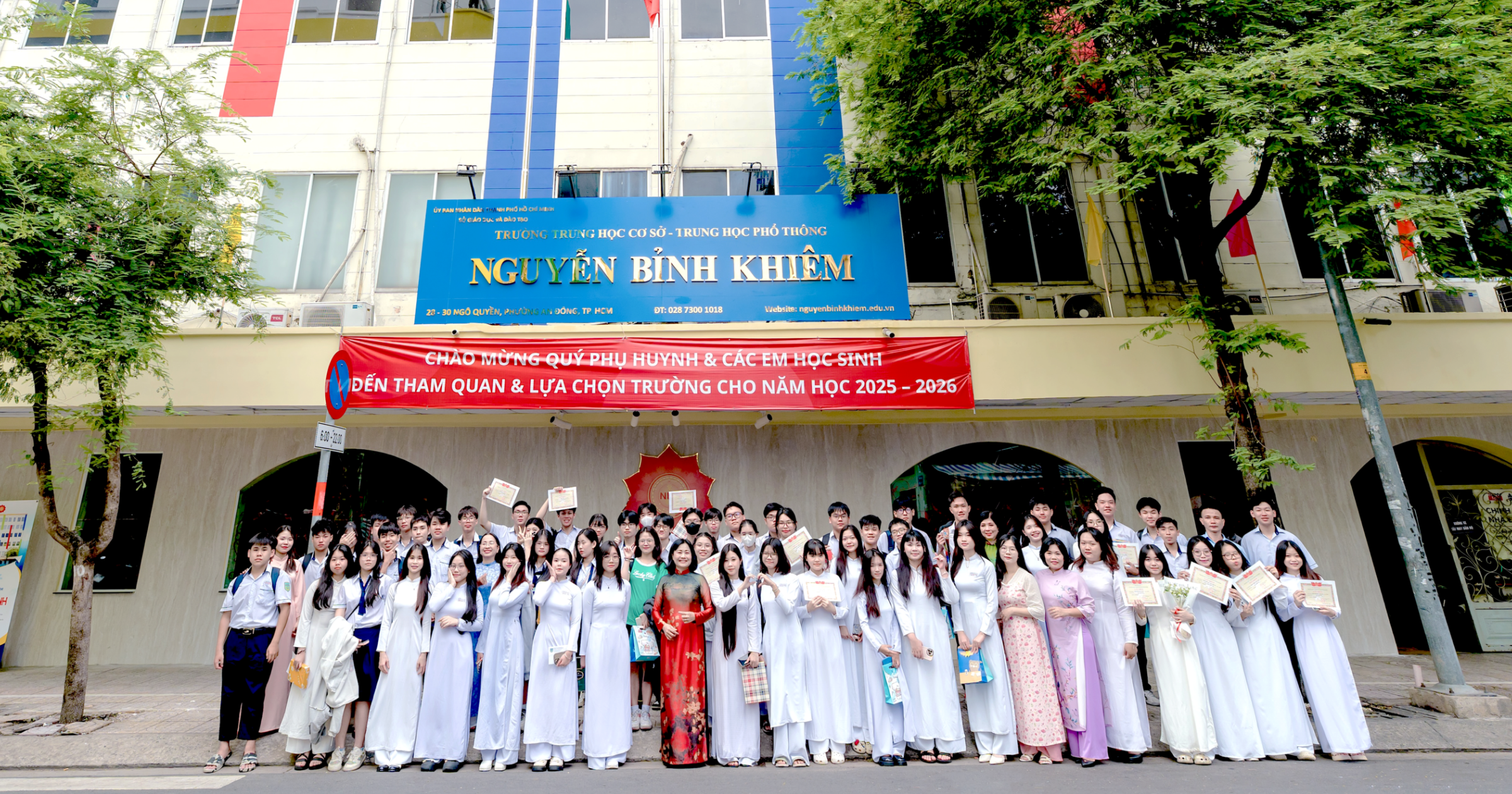 Thầy cô và học sinh