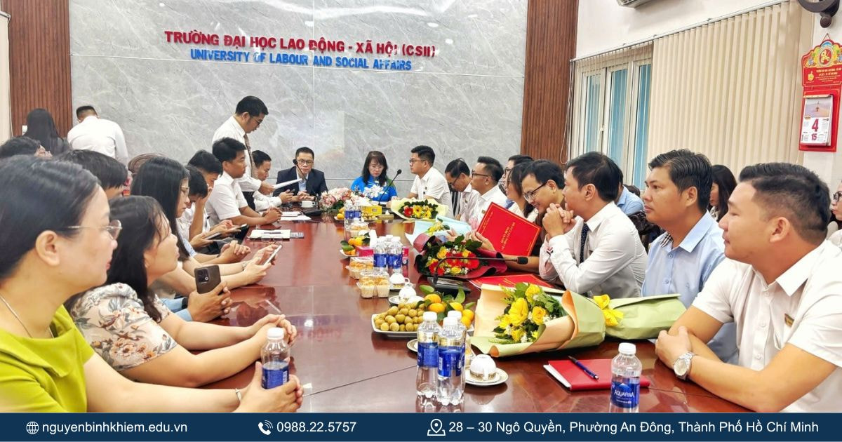 Đội ngũ giảng viên và cán bộ khoa học