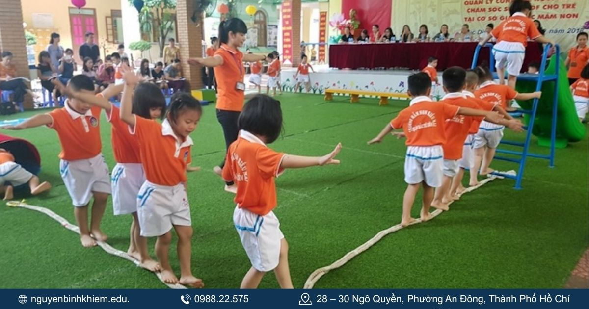 Trò chơi cho bé di chuyển thăng bằng.