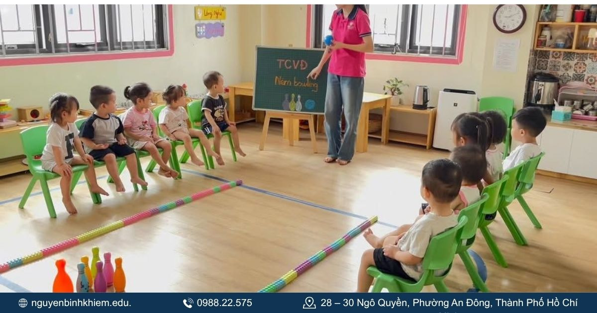 Trò chơi cho bé ném bowling mini làm từ chai nhựa